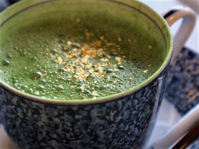 matcha latte with gold flakes