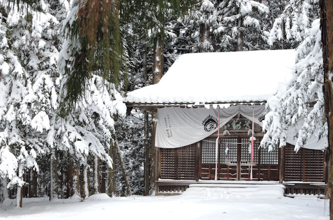 shrine near the entrance to snow monkey onsen