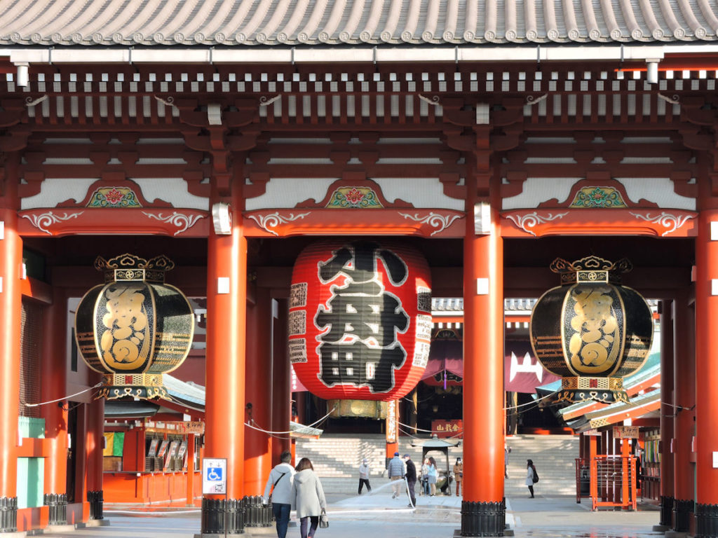 close up of sensoji temple gate