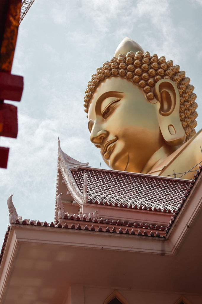 very large bronze statue of Buddha 