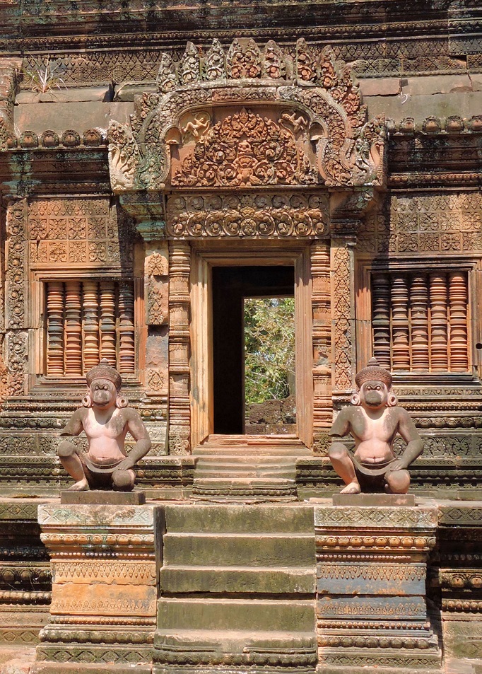 pink sandstone carvings of Banteay Srei