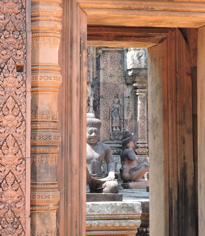 Banteay Srei view of statue through doorway