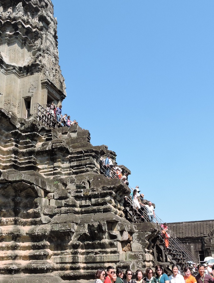 line up the central sanctuary at Angkor Wat