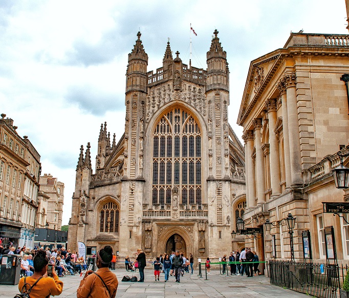 little plazza in front of Bath Abbey