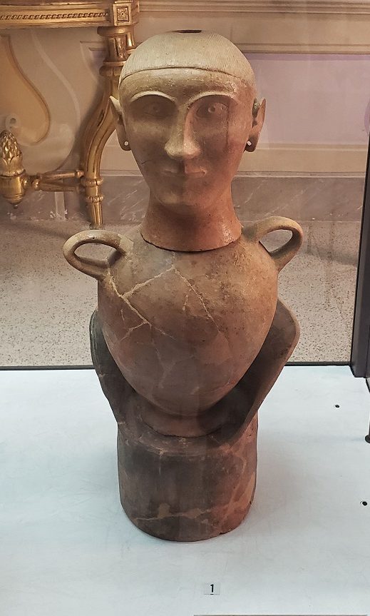 vase with head