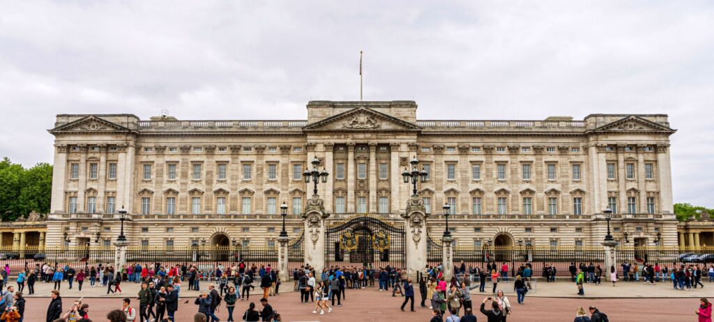 Buckingham palace gates with tourists