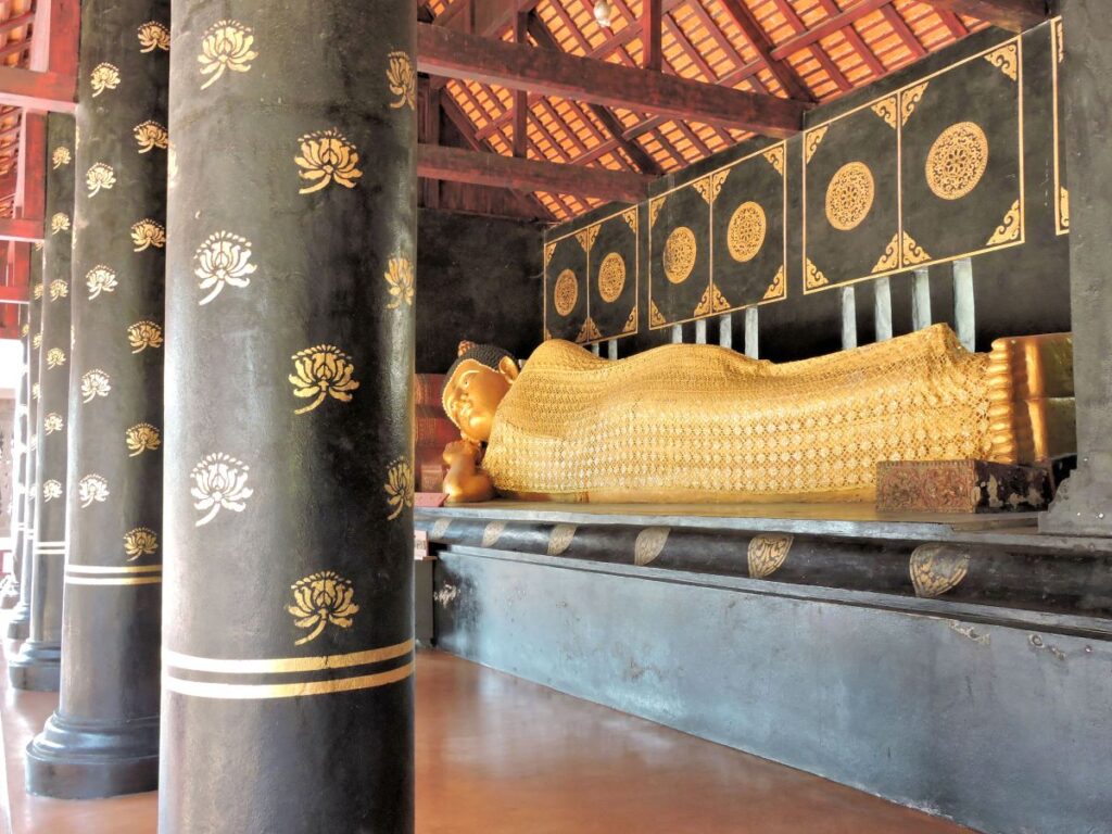 gold reclining Buddha at Wat chedi luang