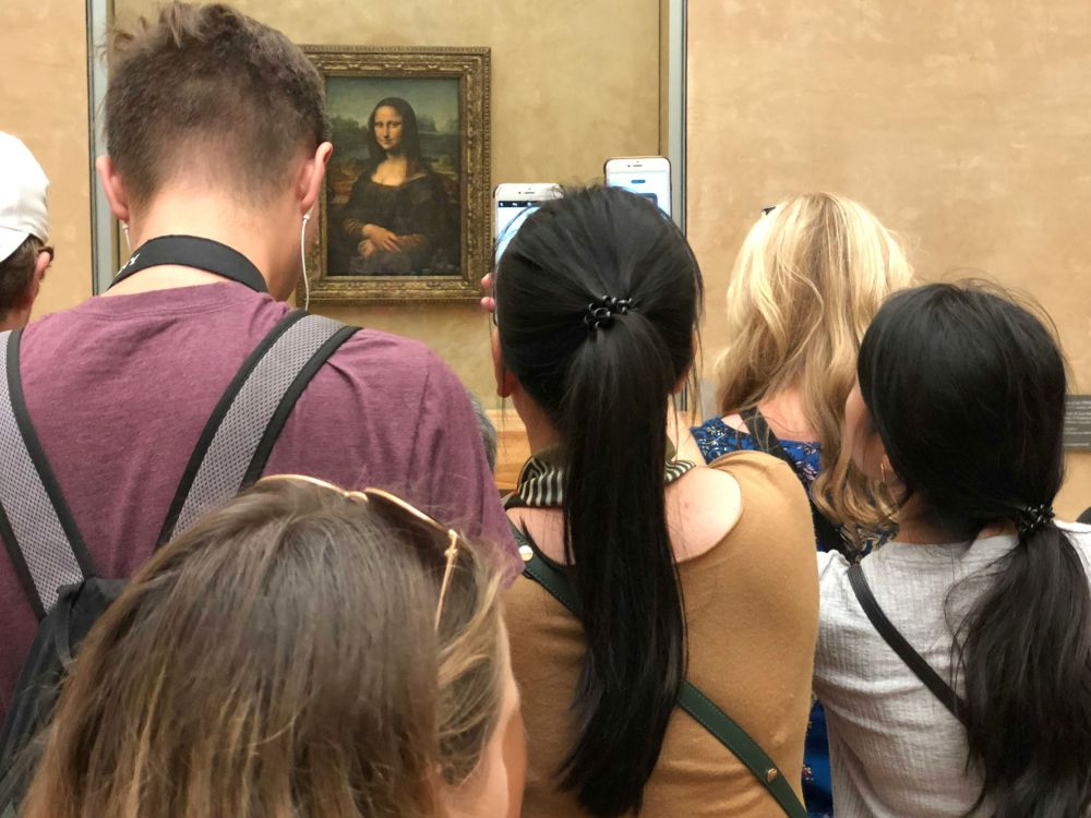 mona lisa with tourists